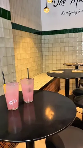 Dos limonadas caseras en una mesa del local