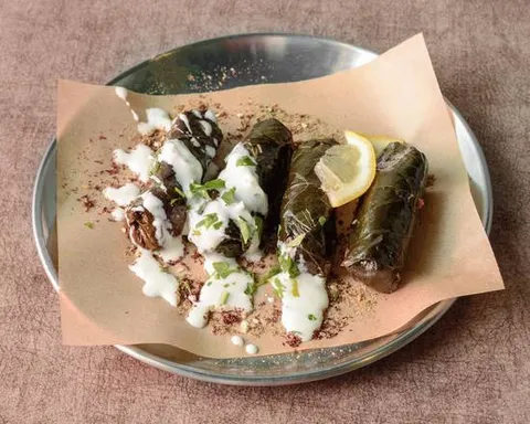 Hojas de parra rellenas con tzatziki y limón