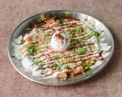 Berenjena asada con labneh, tahini y miel de dátil
