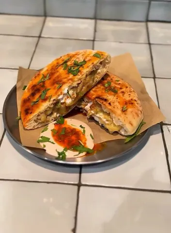 Pita de brunch con salsa sobre los azulejos